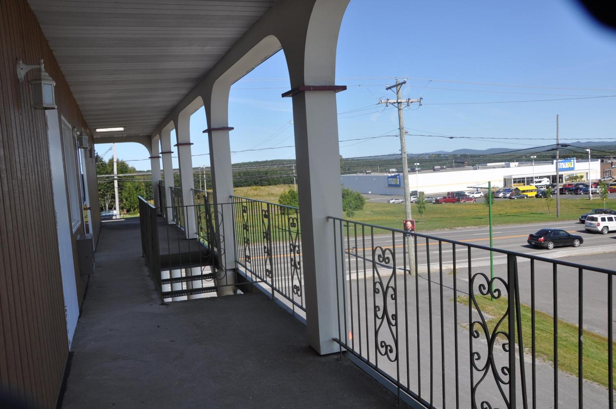 乐城堡汽车旅馆 Lac-Mégantic 外观 照片